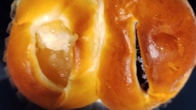 【12/29朝食】ブルーベリーと林檎のジャムパン、2色パンなんだね:D