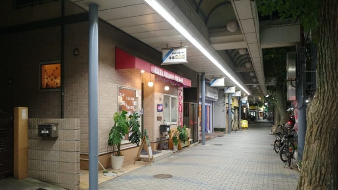 風の強かった土曜日、午後5時45分・・・西海岸の洋食 & Barる 洋食 KAN
