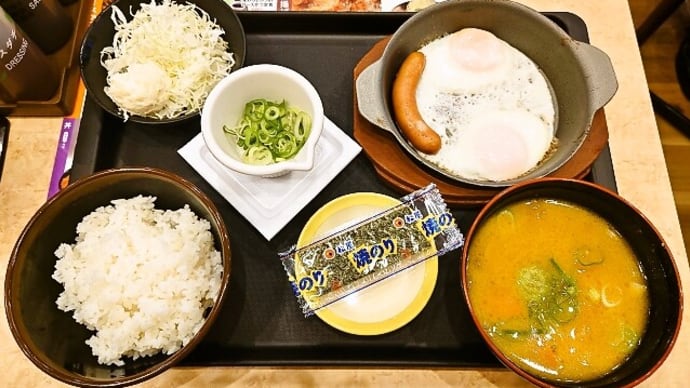 松のや(三鷹店)で得朝ソーセージエッグ定食(納豆)+豚汁変更(2023年10月23日)