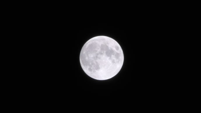 未明に満月を迎え 明け方部分月食があった昨夜の月