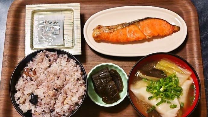 家で朝ごはん(十六穀ごはんに焼鮭、納豆、白菜と黒あわび茸のスープ餃子、奈良漬)(2024年12月11日)