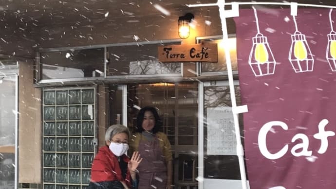 雪がちらつく三種町、展示会場にて