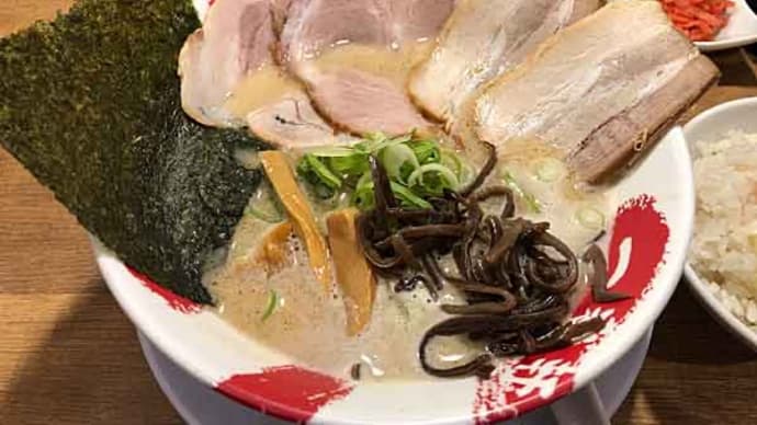 「熟成豚骨ラーメン専門 一番軒」の黒豚骨ラーメン肉肉盛り！