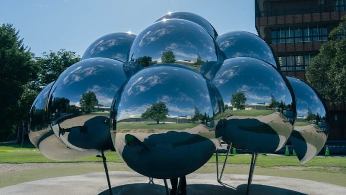 ●金沢２１世紀美術館（１）　パビリオン「まる」 雲を測る男　AdobeLightroom  生成AI削除ツール
