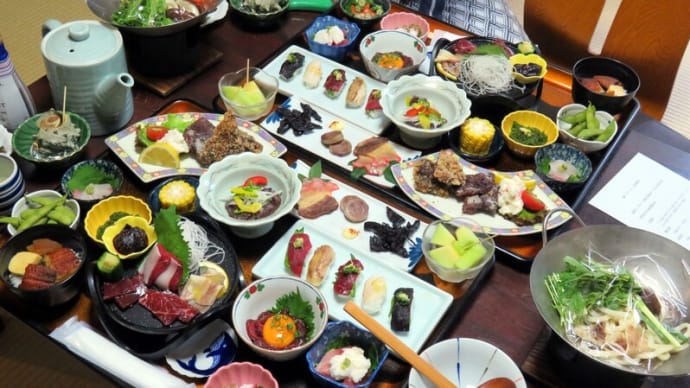 外房線・内房線シリーズ　その4　  和田浦駅前30秒にある民宿「じんざ」の鯨料理フルコースは期待以上の味だったが　量が多くて　勿体ないがかなり食べ残した。