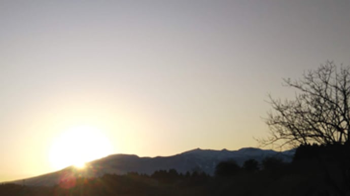 山頂に夕陽の沈む弥生月