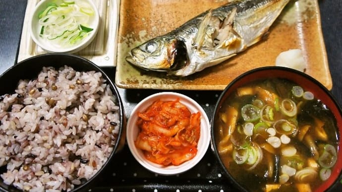 家で朝ご飯(古代米入りご飯に昨日釣り上げたアジの塩焼き、赤だしのなめこ汁、納豆、キムチ)(2021年2月7日)