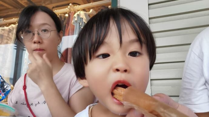 『裾直しをしてもらっている間に少しチュロス食べて休憩···』