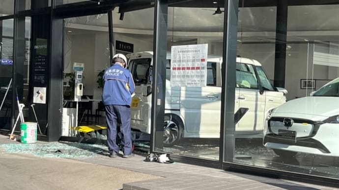 福島のディーラーにヴォケが軽乗用車で突っ込む