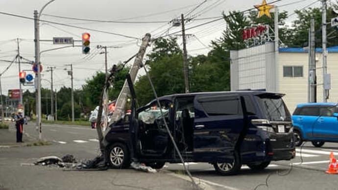 北海道でヴォケがワゴン車で電柱を破壊