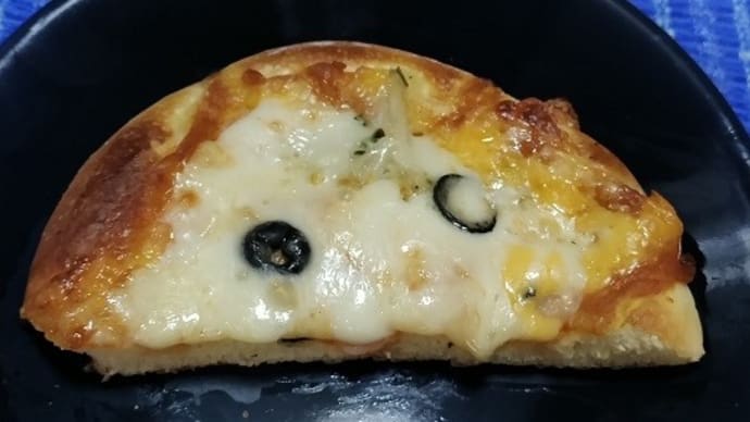 【01/26朝食】ピザパンハーフ、ブラックオリーブ付なんだね:D