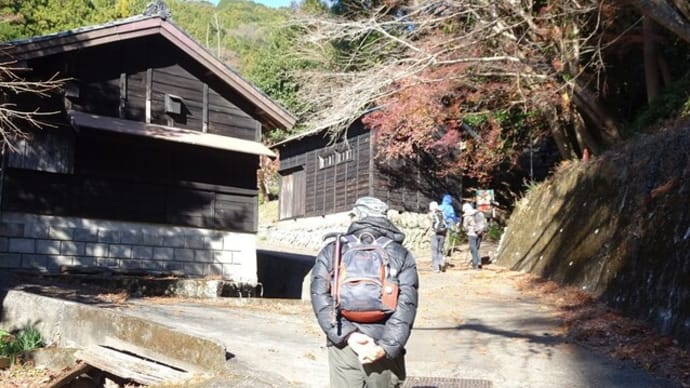 満観峰 鞍掛峠をすぎると冷たい風