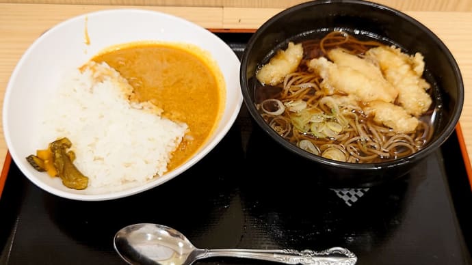 おはようございますのよもだそば、に来たらそばにカレーは王道だよねえ♪