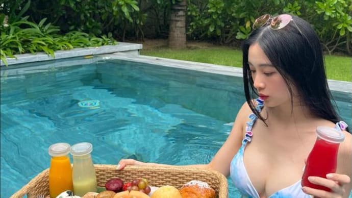 プールでランチするキュート女子