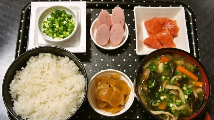 家で朝ご飯（新米・富山県コシヒカリに辛子明太子、魚肉ソーセージ、納豆、野菜ときのこのみそ汁、しょうゆ沢庵）（2021年9月29日）