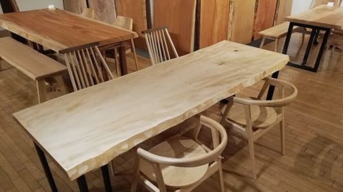 648、白くて、しなやかな雰囲気、美しい魅力の栃の一枚板テーブル。 一枚板と木の家具の専門店エムズファニチャーです。