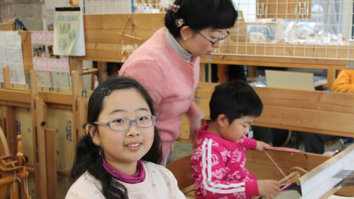 天候悪化の中を手織り体験　　　　　竹島クラフトセンター