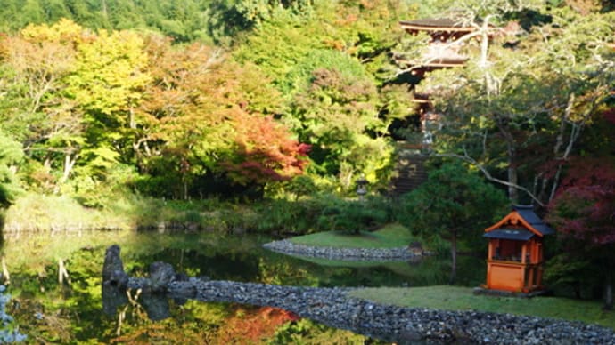 山が色づき始めた京都南山城「浄瑠璃寺」。国宝の九体阿弥陀如来や「吉祥天女像」厨子特別開扉も見逃せない。