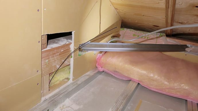千葉県:船橋市田喜野井にて、有線LAN-2Fお部屋から屋根裏への隠蔽通線
