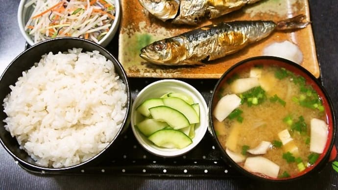 家で朝ご飯(さがびよりのご飯にイワシの塩焼き、サラダ、玉ねぎとエリンギのみそ汁、メロンの漬物)(2021年7月12日)