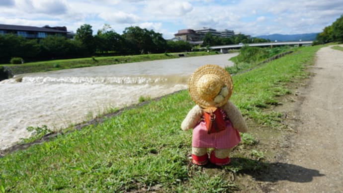 豪雨の後の京都。濁流となった鴨川。夜、壬生寺うら盆会「万燈供養会」を参拝