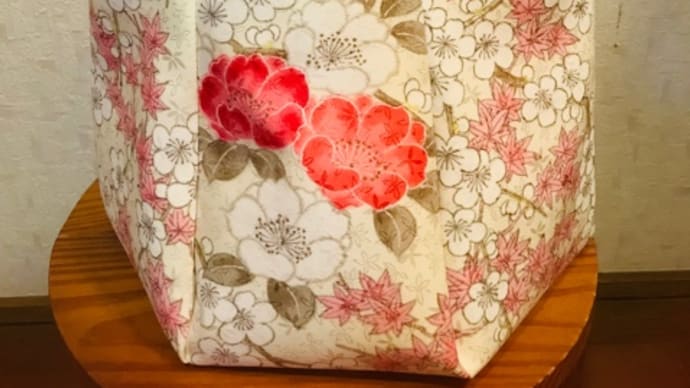 六角形のバッグと花たち