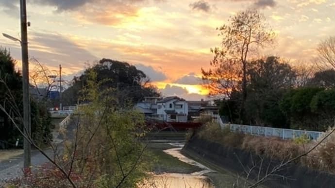 乙千屋川の夕暮れと昨日の彩雲