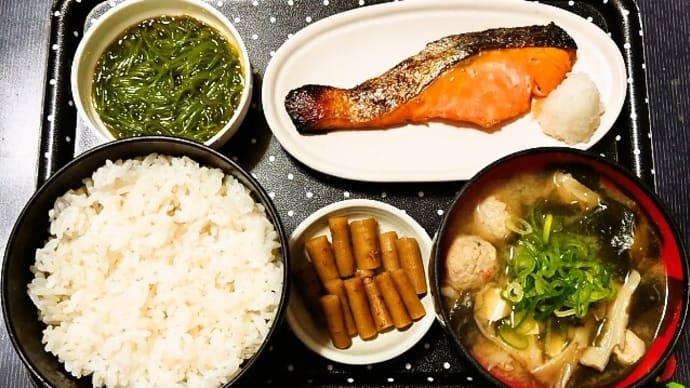 家で朝ごはん(ごはんは福島県産福笑いに焼鮭(明太銀鮭)、めかぶポン酢、つみれと舞茸のみそ汁、ごぼうの漬物)(2023年3月6日)