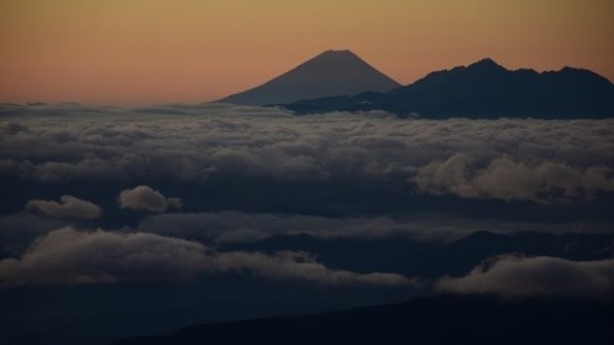 今月のテンプレート（Ｎｏ２８）北穂高岳山頂から富士山