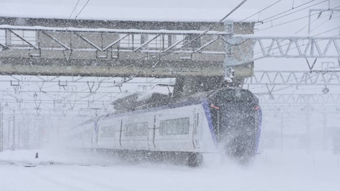 3月29日撮影　南松本にて雪が降る中の「あずさ」より