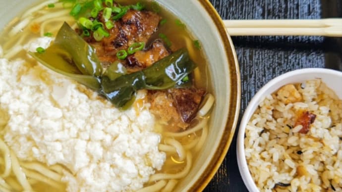 つきしろの新しい沖縄そば屋は亀浜製麺であっさり❗サービスが良いね・・・垣花そば(つきしろ)
