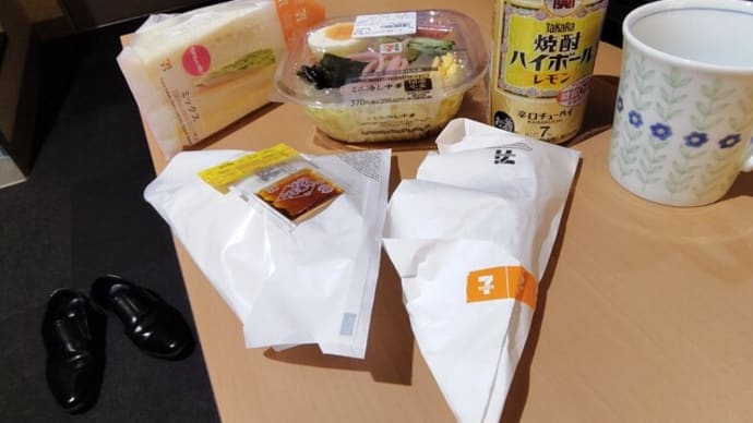 |M3335|高知駅ビル1F『KIOSK 7-11』でホテル飯の買出し。ミックスサンド&からあげ串&肉まんで開始して、ミニ冷やし中華を最後まで元味で頂きました!