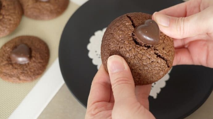 春日井製菓のラ・リンカをのせた濃厚チョコレートクッキー