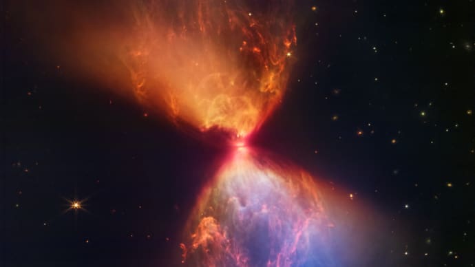 NASA のウェブ望遠鏡が捉えた、新しい星が生まれる炎のような砂時計