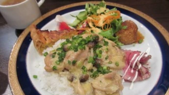 「Juippu(ジュイップ)」、チキンのカレークリーム煮込みプレートと、トマトぽん酢の豚しゃぶ丼