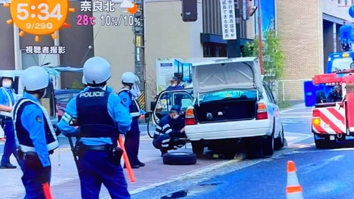 広島でヴォケジジイがタクシーで信号機に打つかり、乗客に重傷を負わせる