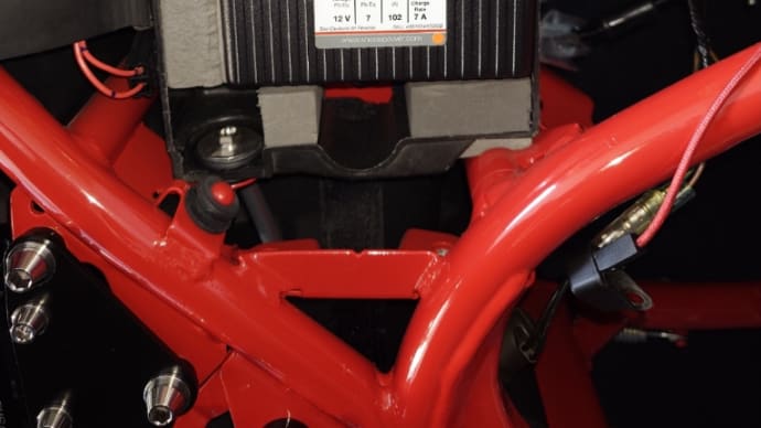 RZ250Rのバッテリーケース。