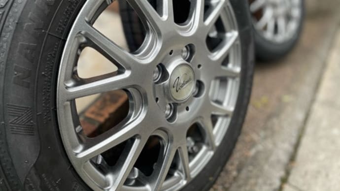 嫁車キャンバスにスタッドレスタイヤ装着。