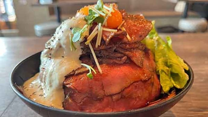 人気「RedRock(レッドロック)」のローストビーフ丼!