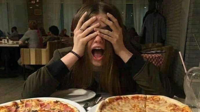 ファスト・フードを食べる女子