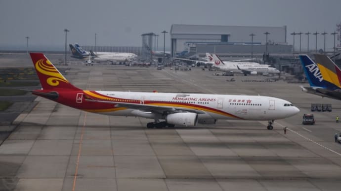 香港航空 出発機と到着機が偶然垂直尾翼が重なる。❣️ 日本路線の撤退ニュースを否定、継続して運航すると・・