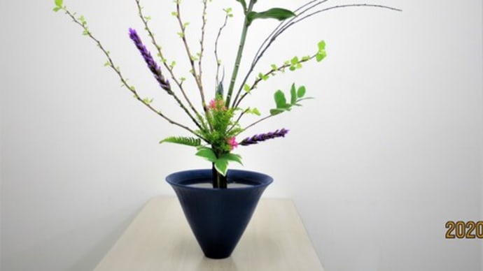 ユリとオウゴンバコデマリ・・立花・新風体