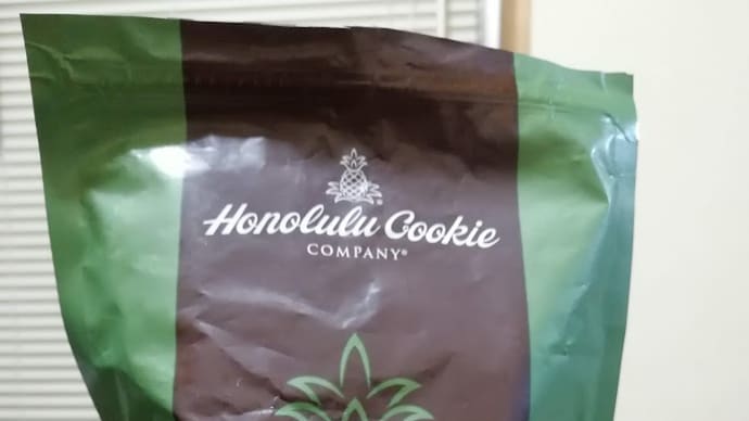いろんなお土産がやってきます アルファロメオとマセラッティのクッキーも