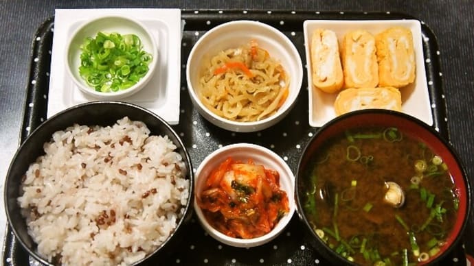 家で朝ご飯(赤米入りご飯に玉子焼き(厚焼き玉子)、切り干し大根、納豆、赤だしのしじみ汁、キムチ)(2022年6月20日)
