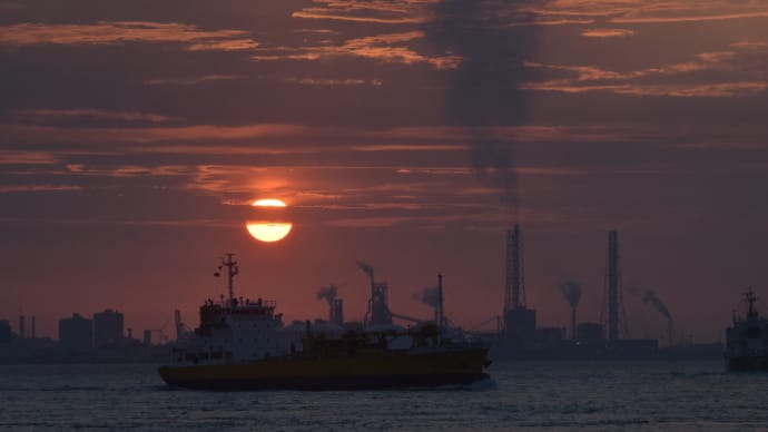 小倉港の夕陽と船 夕暮れの関門海峡