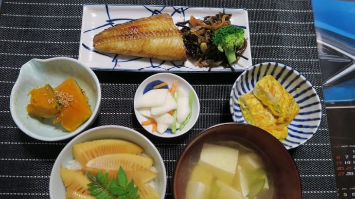 縞ホッケの焼き物、ヒジキの煮物、かぼちゃの煮物、卵焼き、かぶの漬物、たけのこご飯、味噌汁、炊屋食堂の田舎定食・・・庶民の味。