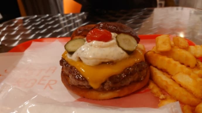 日本橋で肉の焦げた旨味を楽しめるハンバーガーどうでしょう