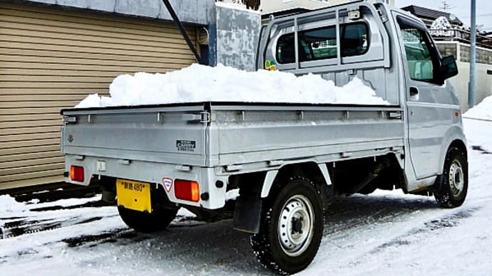 寒冷前線を伴う低気圧の通過で釧路市内では早朝から雪が降り、今冬初の除排雪作業を行いました