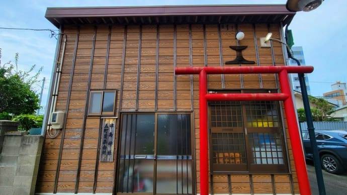 散歩で見つけた不思議な鳥居