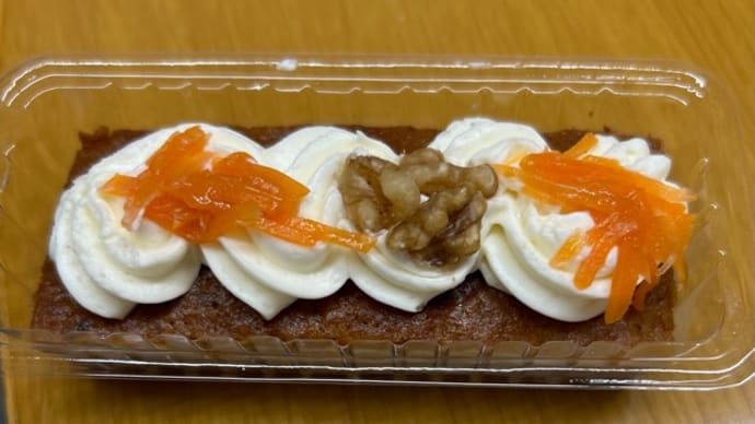 セブンイレブンスイーツ くるみ入り シナモン香るキャロットケーキ